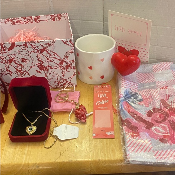 Valentines Day gift set w handled box incl heart necklace, mug, purse charm more - Picture 3 of 9